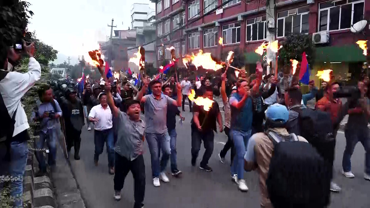 गृहमन्त्रीको राजीनामा माग्दै युवा संघले निकाल्यो मसाल जुलुस